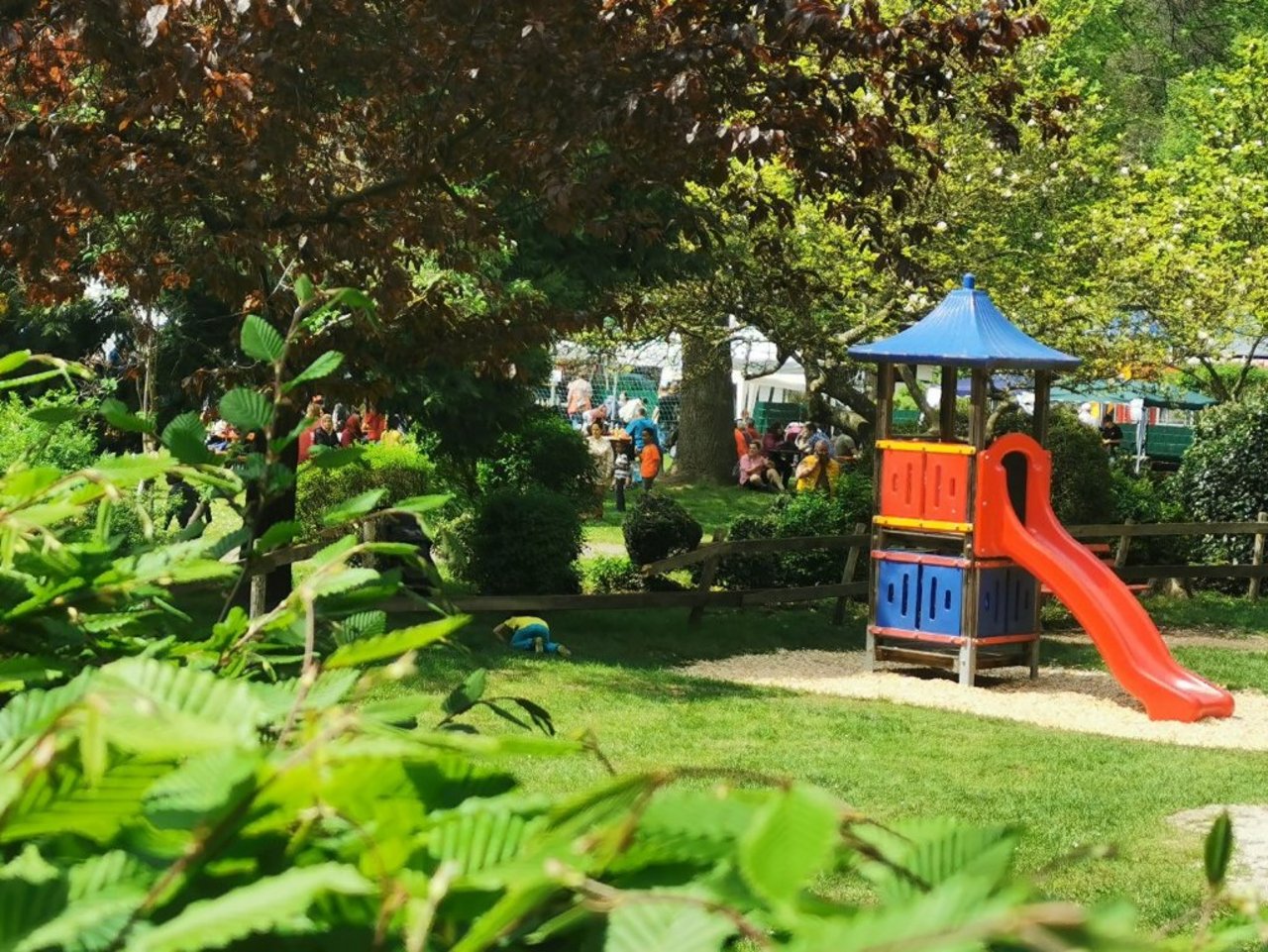 Spielhaus mit Rutsche auf dem Spielplatz Stadtgarten